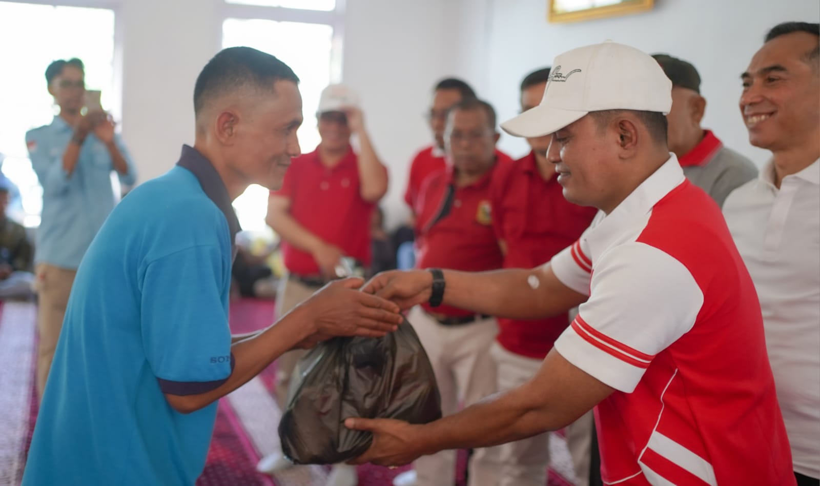 Penyerahan Paket Sembako dari Baznas melalui Bupati Solok